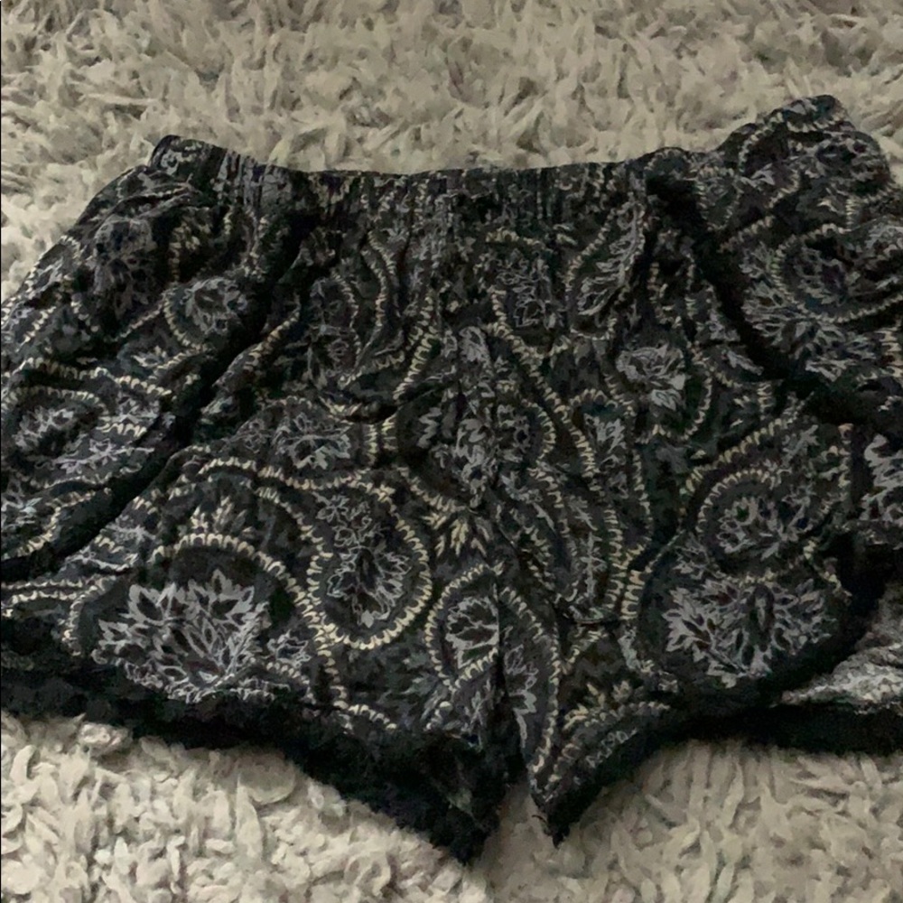 Patterned flowly shorts - Picture 2 of 4